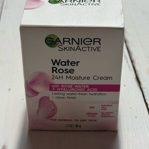 Garnier SkinActive Water Rose 24H Moisture Cream - Pink